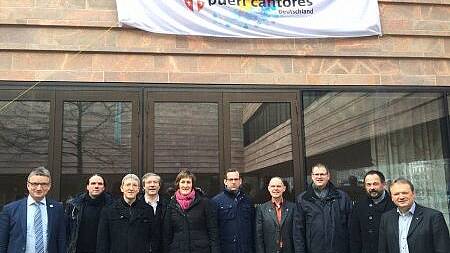 Der Gründungsvorstand (v.l.n.r.): Matthias Balzer (Präsident Pueri Cantores Deutschland, Trier), Tobias Segsa (Berlin/Finanzen), Thomas Seyda (Görlitz/Schriftführer), Marco Gulde (Dresden/Beirat), Elisabeth Lehmann-Dronke (Erfurt/Stellvertretende Vorsitzende), Tobias Fraß (Halle/Stellvertretender Vorsitzender), Martin Ludwig (Berlin/Beirat), Matthias Mück (Magdeburg/Beirat), Michael Taxer (Heiligenstadt/Beirat), Stephan Rommelspacher (Leipzig/Vorsitzender).