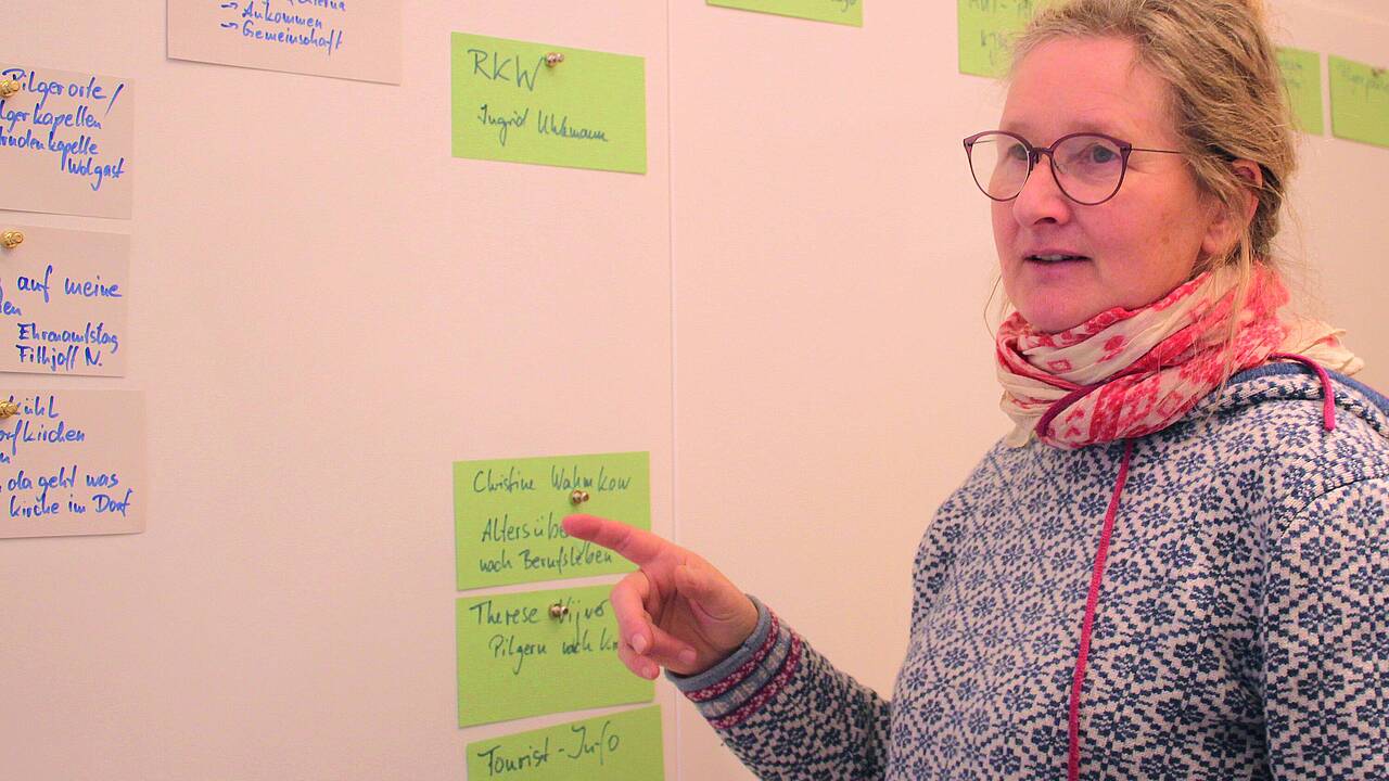 Sabine Petters vor ihrer Ideenwand